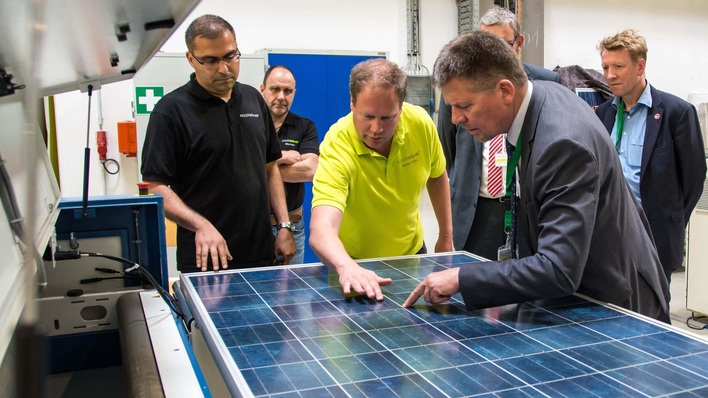 Gerhard Cunze erläutert die visuelle Inspektion eines Moduls.