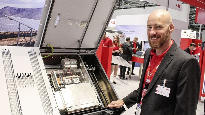 Produktmanager Volker Haider von Fronius präsentiert den neuen Stringwechselrichter Tauro.