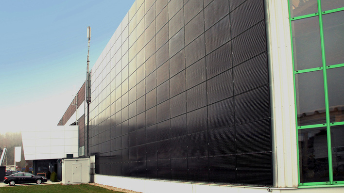 Die Soalrfassade produziert pro Jahr 73 Megawattstunden sauberen Solarstrom für die Maschinenproduktion der Mayer Gruppe.