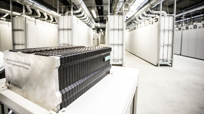 Daimler hat zusammen mit Partnern bereits drei Großspeicher aus automobilen Batteriesystemen ans Stromnetz gebracht.