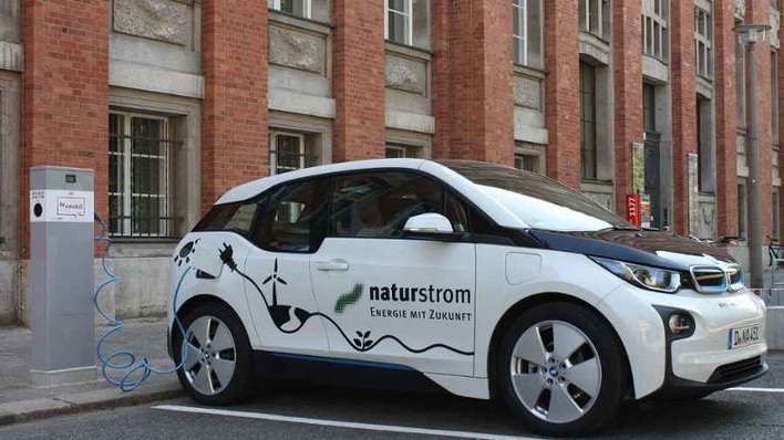 Es werden immer mehr: eine öffentlich nutzbare Ladesäule für Elektrofahrzeuge in Berlin.