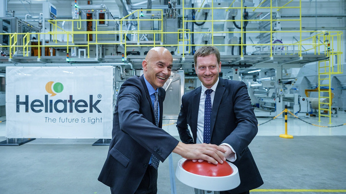 Heliatek-Chef Guido van Tartwijk (links) und Sachsens Minsterpräsident Michael Kretschmer nehmen die Produktionslinie symbolisch in Betrieb.