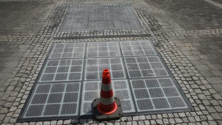 Diese Solarmodule werden fest mit dem Untergrund verbunden.