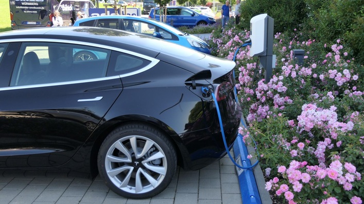 Auf dem Land im Ländle: Ein Tesla lädt die Akkus auf.