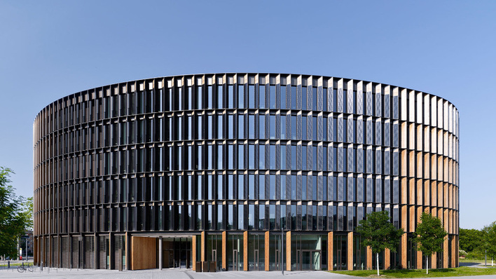 Die Photovoltaik beitet den Archtekten neue Gestaltungsmöglichkeiten. Sie geht aber auch unsichtbar, so dass die Architekten ihre Gestaltungsvorlieben ausleben können.