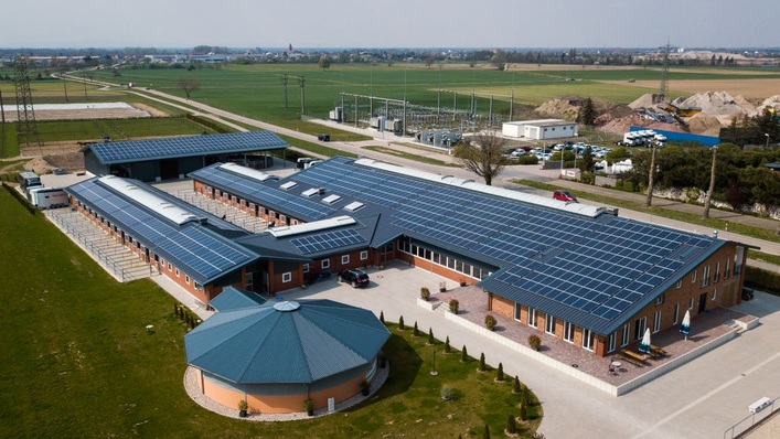 Diese Anlage auf einem Reitstall wurde als netzeinspeisende Anlage unterhalb der 750-kW-Regel errichtet.