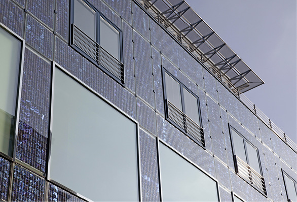 



In Zukunft müssen neue Gebäude in Europa selbst Strom erzeugen. Bei hohen Häusern geht das nur mit der Aktivierung der Fassade.
