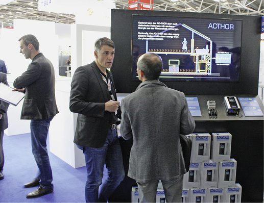 
Markus Gundendorfer



ist Vertriebsleiter bei der Firma My-PV aus Neuzeug in Österreich. Das Foto zeigt ihn bei der Beratung von Kunden auf der Intersolar in München im Mai dieses Jahres.



