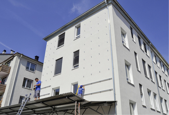 



Vorbereitung der Südfassade des Gentner Verlags in Stuttgart. Sie wurde Ende 2017 mit Solarmodulen veredelt.
