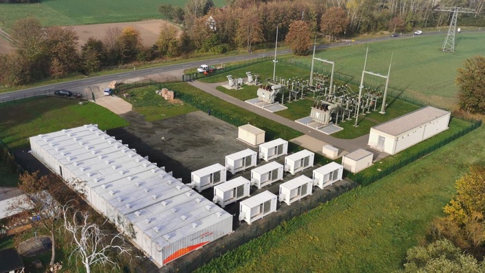 Die insgesamt 10.584 Batterien speichern 25 Megawattstunden.