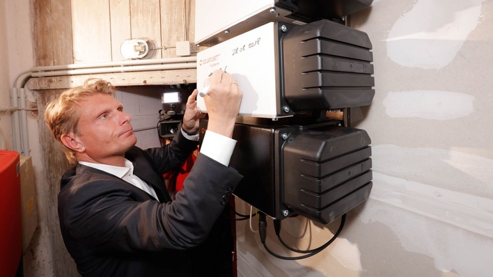 Der 100.000. Solarstromspeicher in Deutschland wurde im Sommer 2018 in Brandenburg installiert. Mit dabei: Staatssekretär Thomas Bareiß.