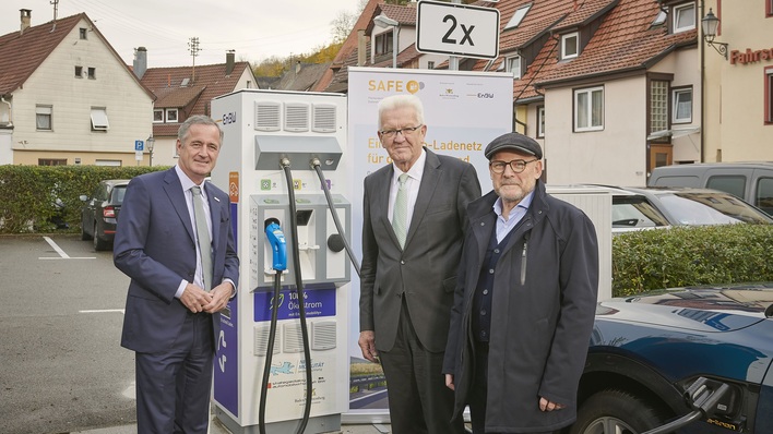 EnBW-Chef Frank Mastiaux, Ministerpräsident Winfried Kretschmann und Minister Winfried Hermann (v. l. n. r.) beim Ladestopp SAFE-Ladesäule in Bad Urach.
