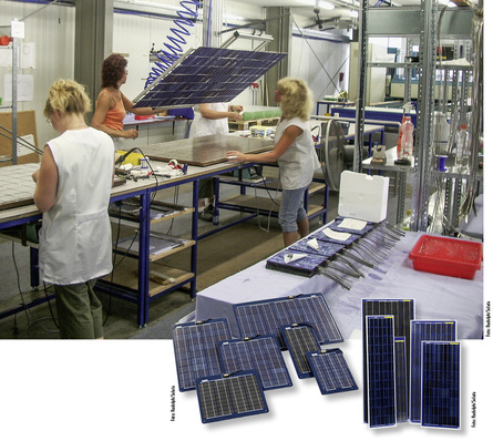 
Oben: 2001 wurde in Wismar die Solara Sonnenstromfabrik gegründet. Das Werk produziert bis heute Solarmodule. Foto in der Mitte: Zu sehen sind die Module der Baureihe Solara M. Foto rechts: die S-Serie aus der Sonnenstromfabrik. Beide Serien wurden 2005 gefertigt.

