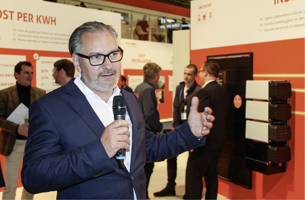 



Detlef Neuhaus



wurde im September 2010 in den Vorstand der Solarwatt AG berufen und war von Juni 2012 bis Januar 2013 Vorstandsvorsitzender. Seit Januar 2013 ist er Geschäftsführer der Solarwatt GmbH. In dieser Funktion verantwortet er die Ressorts Vertrieb, Marketing, Produktmanagement sowie Forschung und Entwicklung. Er wurde 1965 in Hagen geboren und studierte – nach einer technischen Lehre – Maschinenbau an der Fachhochschule Hagen/Iserlohn. Seine berufliche Laufbahn begann Neuhaus bei der Rehau AG. Nach dem Wechsel zur Vaillant Group übernahm er verschiedene Positionen im Management in Deutschland, Frankreich und England. Danach verantwortete er als Mitglied des Verwaltungsrates alle Vertriebs- und Marketingaktivitäten der Viessmann Gruppe.
