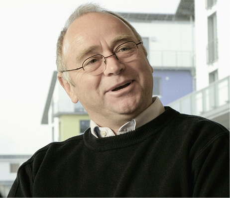 



Rolf Disch



betreibt seit 50 Jahren ein Architekturbüro in Freiburg. Vor 35 Jahren hat er sich der Bauwerkintegration der Photovoltaik zugewandt und unter anderem mit der Solarsiedlung in Freiburg eines der ersten großen Vorzeigeprojekte entworfen.
