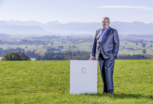 
Christoph Ostermann



ist studierter Betriebswirt. Vor Sonnen hat er bereits vier Unternehmen aufgebaut, das erste davon im Alter von 18 Jahren. Darüber hinaus war er fünf Jahre in der Unternehmensberatung mit Schwerpunkt Marketing und Vertrieb tätig. Ostermann ist heute CEO bei Sonnen.



