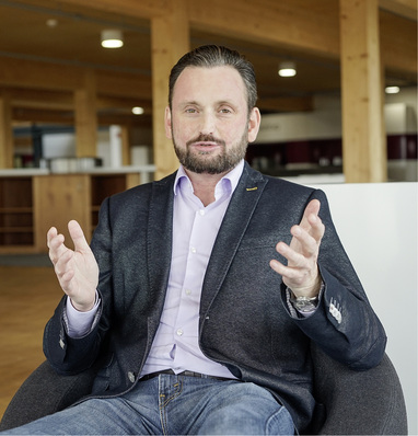 



Björn Broda



beschäftigt sich mit strategischen Fragen, neuen Geschäftsmodellen und internationalen Energiemärkten. Mit langfristigen Energielieferverträgen kam er bereits vor über 15 Jahren im Gashandel in Kontakt. Stationen auf verschiedenen Führungspositionen im Finanz-, Strategie- und M&A-Bereich in der Energiewirtschaft führten ihn 2016 zur Juwi-Gruppe. Seit 2018 leitet er den Bereich Corporate Strategy, Communications & Public Affairs.
