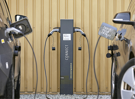 



Eine der 39 Ladestationen: Bei Bedarf kann der Betreiber die Zahl der Ladeparkplätze schrittweise ausbauen.
