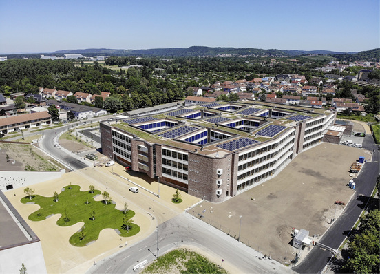 
Große Dachanlage des Drogeriemarkts DM Dialogicum in Karlsruhe. Der Solargenerator leistet rund 230 Kilowatt.



