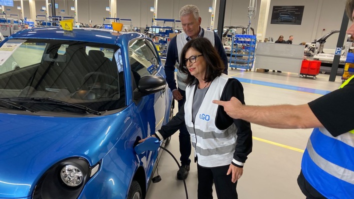 Ein Ehepaar aus Eschweiler nahm im Oktober den ersten e.GO Life in Empfang.