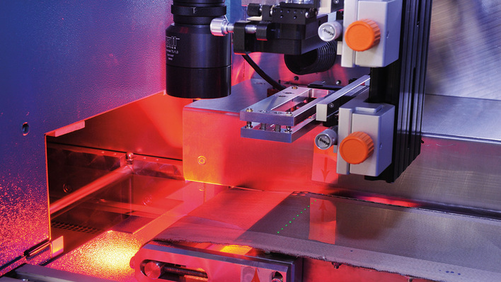 Mit extrem kurzen Laserpulsen bearbeiten die Forscher die Solarfolien, während das Band weiterläuft. Die Herausforderung ist, die anderen organischen Halbleiterschichten dabei nicht zu beschädigen.