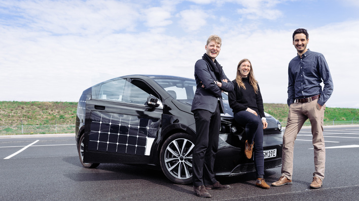 Die drei Gründer von Sono Motors vor dem Sion.