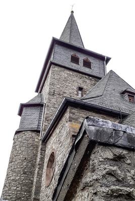 



Die ehrwürdige Kirche von St. Laurentius in Marmagen bietet nur relativ wenig Dachfläche. Also muss mehr Leistung aus dem Keller kommen: Ein BHKW unterstützt die Versorgung. 
