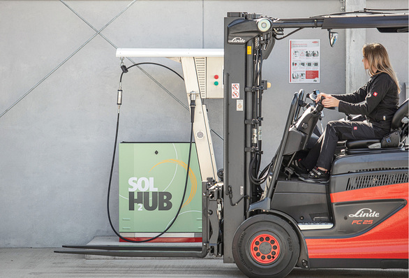 



Fahrzeuge mit dem Antrieb durch eine Brennstoffzelle können am Solhub sehr schnell den benötigten Wasserstoff tanken, mit hohen Drücken bis zu 700 Bar.
