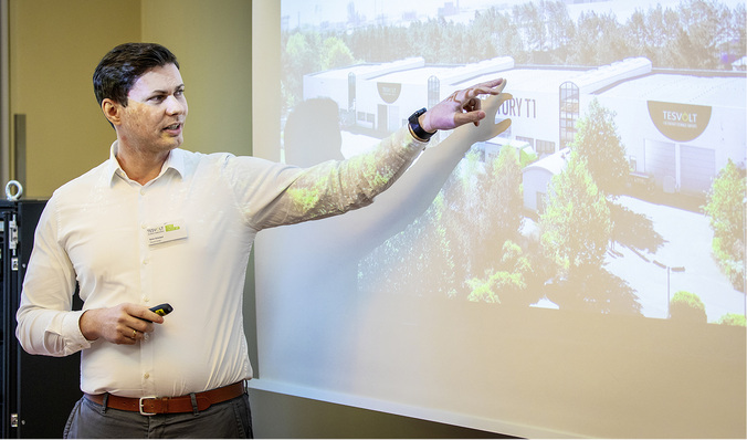 
Technikchef Simon Schandert zeigt die neue Gigafabrik von Tesvolt in Wittenberg – bei Bedarf kann sie noch erweitert werden.



