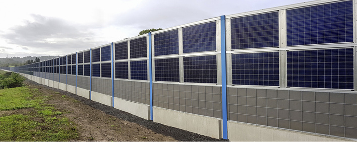 



Die solare Lärmschutzwand wirkt wie aus einem Guss, so sauber sind die Module in die Elemente integriert.
