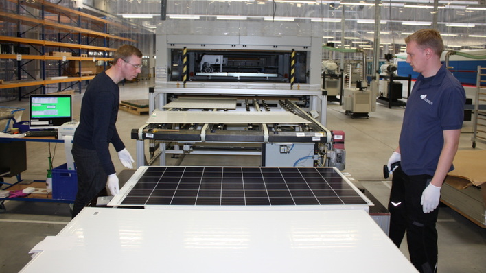 Blick in die Endfertigung der Sonnenstromfabrik.