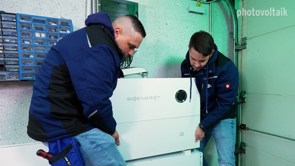 Der Sigenstor bietet umfangreiche Funktionen, etwa zum DC-Laden von E-Autos.