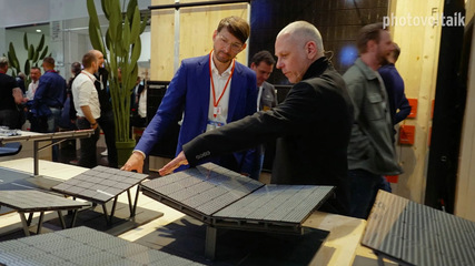 Produktmanager Sebastian Geier (links) erläutert die Neuheiten von IBC Solar.