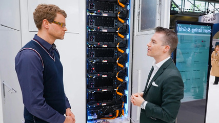 Vetriebschef Maximilian Münnicke (rechts) nahm sich die Zeit, um die Innovationen von Huawei Fusionsolar zu präsentieren.