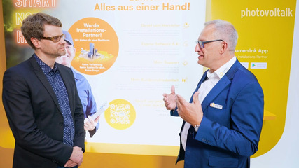 Martin Bayer (rechts) erläutert das clevere Speichersystem von Lumenhaus.