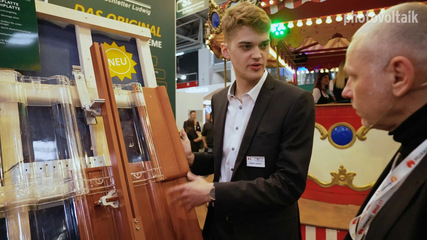 Ludwig M. Schletter (Bildmitte) erklärt wichtige Neuheiten.