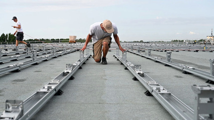 Das neue Flachdachsystem Wave kommt ohne Werkzeuge aus.