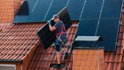 AGR-zertifizierte Solarmodule erleichtern das Handling und ermöglichen eine rückengerechtere Montage.