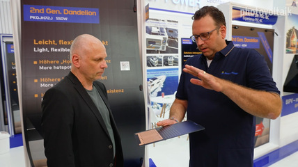 Gabor Veraart (rechts) von Peakup Power ist Experte für leichte Module ohne Glas.