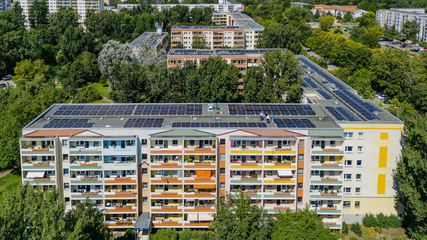 Große Mieterstromanlage auf Wohnimmobilien von Vonovia in Berlin-Marzahn.